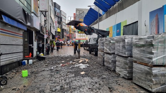 15층 높이 타워크레인서 벽돌더미 떨어져 20대 인부 사망 / YTN