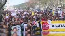 Auf einer Demo in Lissabon fordern Lehrkräfte Portugals mehr Geld und besserer Arbeitsbedingungen