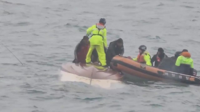 너울성 파도에 낚시 어선 전복...6명 전원 구조 / YTN