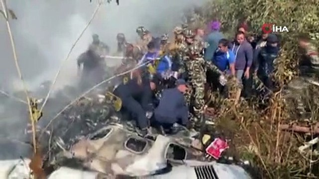Nepal'de 68 yolcu ve 4 mürettebatı taşıyan uçak düştü.