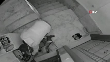 Ayakkabıları önce numarasına bakıp sonra koklayarak çaldı