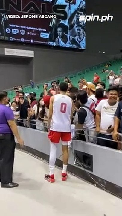 LOOK: Jeremiah Gray takes time to cater to fans asking for selfies, autographs