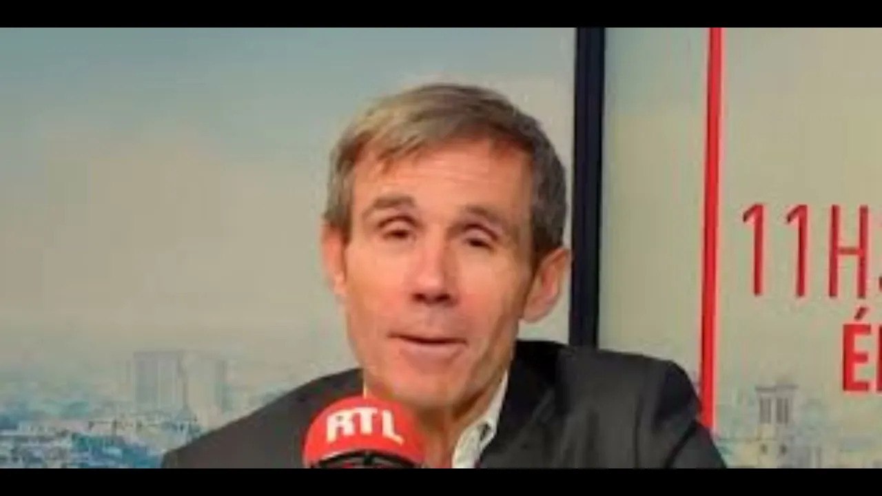 David Pujadas avec le crâne rasé, le journaliste forcé de porter une perruque à l'antenne