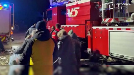 Raid russi su Dnipro: sale bilancio dei morti. Zelensky: "Dateci armi"