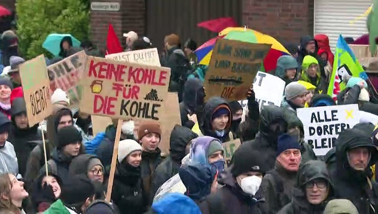 Schlagstöcke und Wasserwerfer: Polizei geht in Lützerath massiv gegen Demonstranten vor