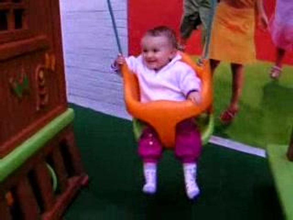 Bébé fait de la balançoire