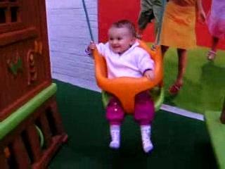 Bébé fait de la balançoire