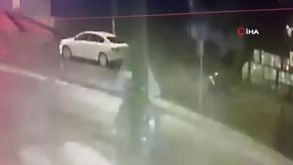 Önce motosiklete sonra otomobile çarptı... Hiçbir şey olmamış gibi yoluna devam etti