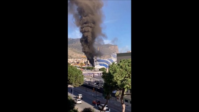 Incendio sul traghetto Palermo-Napoli, non ancora spento il rogo