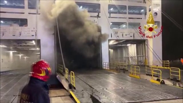 Incendio sul traghetto Palermo-Napoli, le immagini dei soccorsi