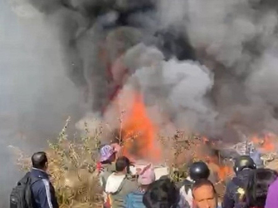 Unglück in Nepal: Flugzeug mit 72 Menschen an Bord abgestürzt
