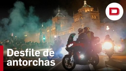 La luz de cuatrocientas antorchas evoca a los moteros fallecidos en 2022