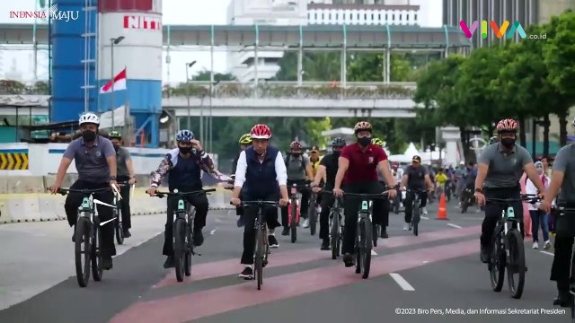 Momen Jokowi dan Paspampres Gowes Sepeda di CFD Jakarta