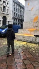 Raid di Ultima Generazione a Milano: imbrattata l'opera Love in Piazza Affari