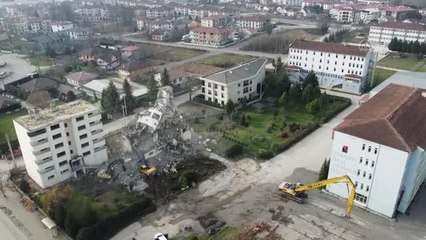 Depremde ağır hasar gören 2 lise lojmanı yıkılıyor