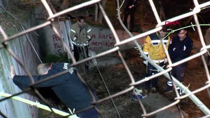 İSTANBUL-EYÜPSULTAN'DA PARKIN YANINDAKİ 10 METRELİK ÇUKURA DÜŞEN KİŞİYİ İTFAİYE KURTARDI