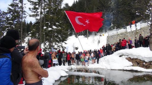 RİZE'DE KIŞ YÜZME ŞENLİĞİ; BUZ GİBİ GÖLE GİRDİLER