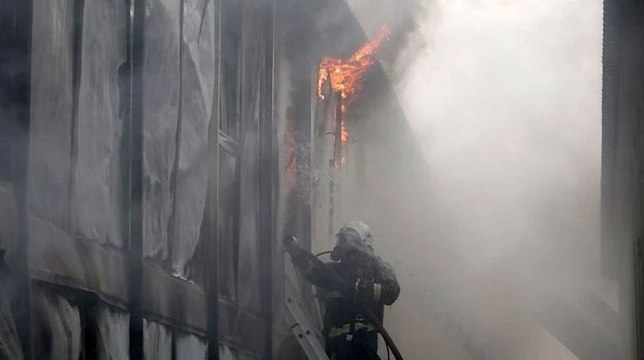 200 işçinin kaldığı konteyner alev alev yandı