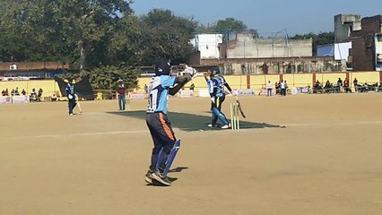 Скачать видео: धौलपुर प्रीमियर लीग: सुपर ओवर से निकला नतीजा, ओल्ड सिटी वॉरियर्स रही विजेता.....देखें वीडियो