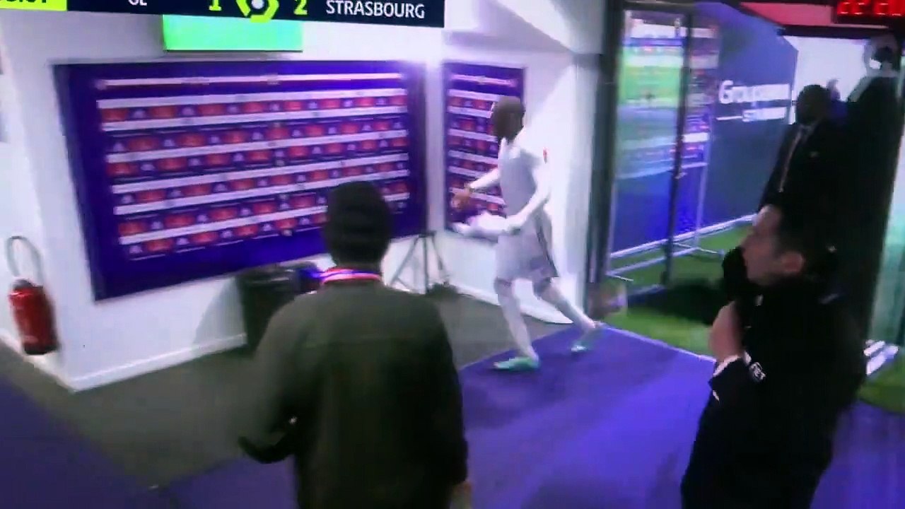 Un joueur Lyonnais en colère chute en direct pendant OL-Strasbourg... honte du jour