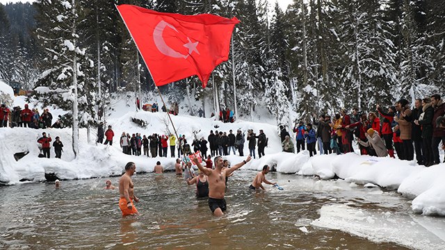 Rize'de Kış Yüzme Şenliği; buz gibi göle girdiler