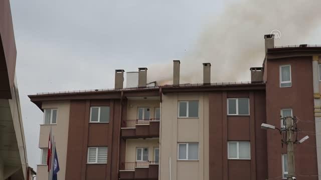 Apartmanın çatı katında çıkan yangın hasara yol açtı