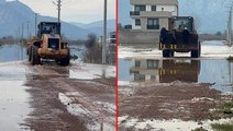 Her sene aynısını yaşamaktan bıktılar! Antalya'da yağmur suları nedeniyle dışarı çıkamayan vatandaşlar iş makinesini beklemek zorundalar