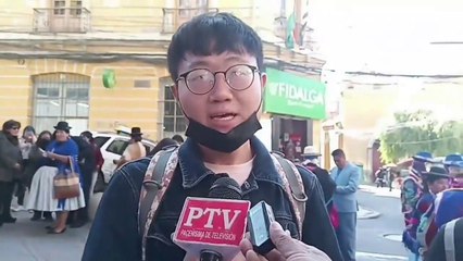 Video herunterladen: COREANO LLEGO A BOLIVIA EN BUSCA DE MARY QUE VIVE EN ACHACACHI OMASUYOS. Se conocieron por redes sociales. LA CITA NO FUE CON EXITO AL VER AL COREANO ORIGINAL.  Segun redes sociales era distinto. La cita fue a la paz Plaza Murillo