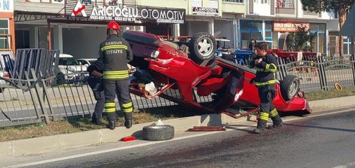 Devrilen otomobildeki 2 kişi yaralandı