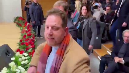 Milano, irruzione di un contestatore durante l'evento di FdI: "No alla cittadinanza a Bolsonaro"