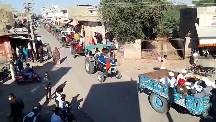 सड़क पर 150 ट्रैक्टर का रैला, हाथों में हल, जई और कुदाळ, प्रशासन ने मानी बात