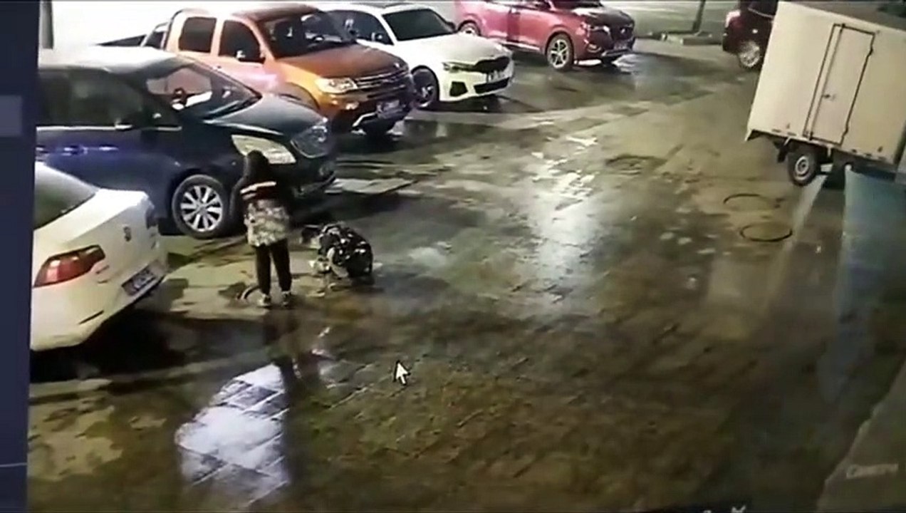 Des enfants lancent un pétard dans une bouche d'égout... et boooom