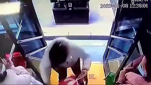 Quand le chauffeur de bus oublie de fermer la porte