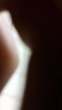 Vigilantes de seguridad se llevan a un hombre que había perdido su anillo en el metro