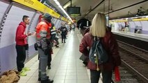 Vigilantes e interventores del metro buscan el anillo perdido en las vías de un hombre en Barcelona