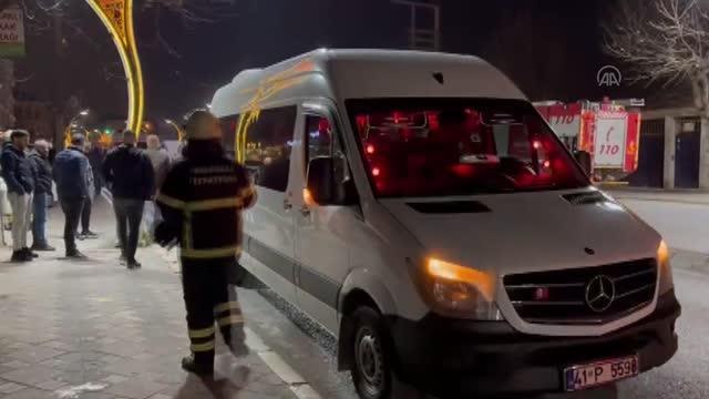 Servis minibüsü ile çarpışan otomobilin sürücüsü yaralandı