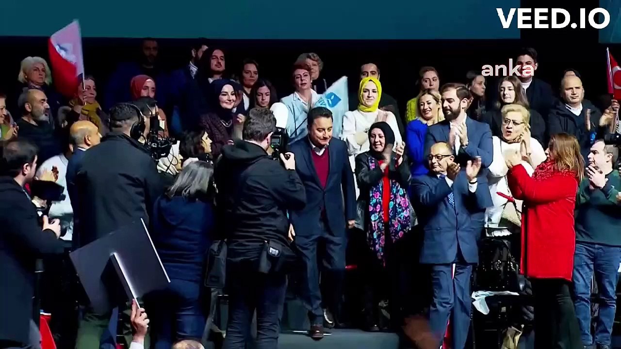 "Cumhurbaşkanı Ali Babacan" sloganları sonrası Babacan ceketini çıkardı