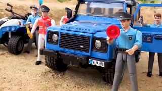 警車和消防車組隊用淘氣的魔法手聯手戰鬥_|_汽車玩具_|_兒童視頻(360p)