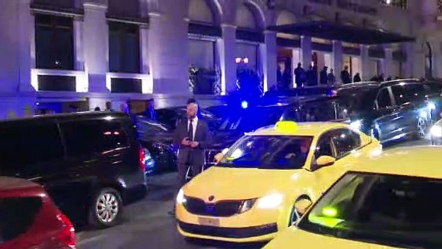 Felipe VI y Doña Letizia coinciden con los eméritos antes del funeral de Constantino de Grecia