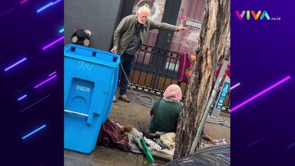 Aksi Pemilik Galeri Seni 'Basahi' Wanita Tunawisma