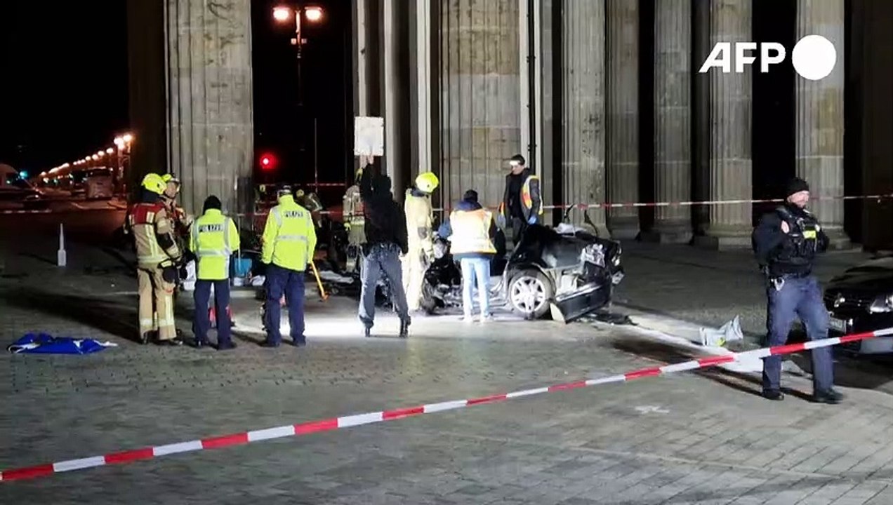 Berlin: Autofahrer kracht gegen Brandenburger Tor und stirbt