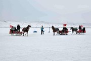 Kars'ta buz üstünde atlı kızakla gezdiler, soğuğa aldırış etmeden horon teptiler