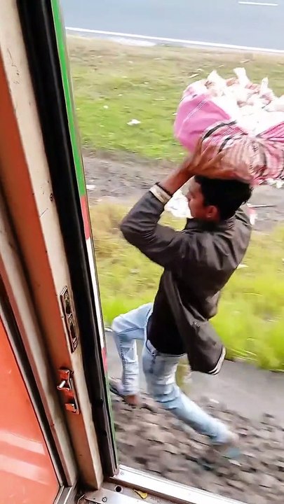 The young man jumped from the moving train(MP4)