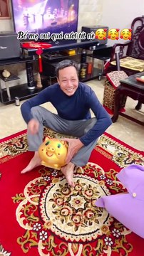 Con gái đem heo đất hơn 500 triệu, thành quả 1 năm biếu bố mẹ tiêu Tết