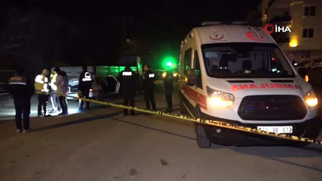 Otomobil, park halindeki tıra ok gibi saplandı: Sürücü hayatını kaybetti