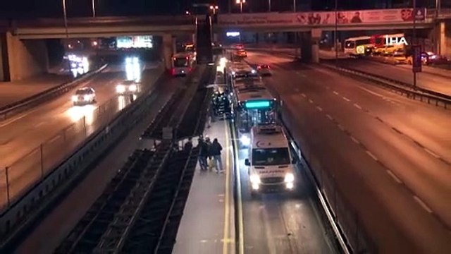 Sefaköy Metrobüs Durağı'nda metrobüsün altında kalan bir kişi hayatını kaybetti