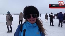 Kars'ta soğuğa aldırış etmeden horon teptiler