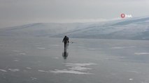Balıkçılar eksi 20 derecede, Eskimo usulü balık avlıyor