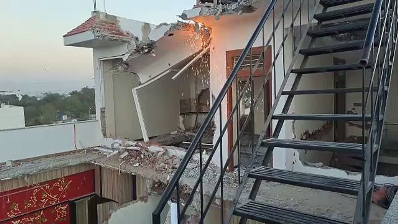 युवाओं के सपनों से खिलवाड़ करने वाले का हश्र... गैस कटर से काट डाला ड्रीम होम