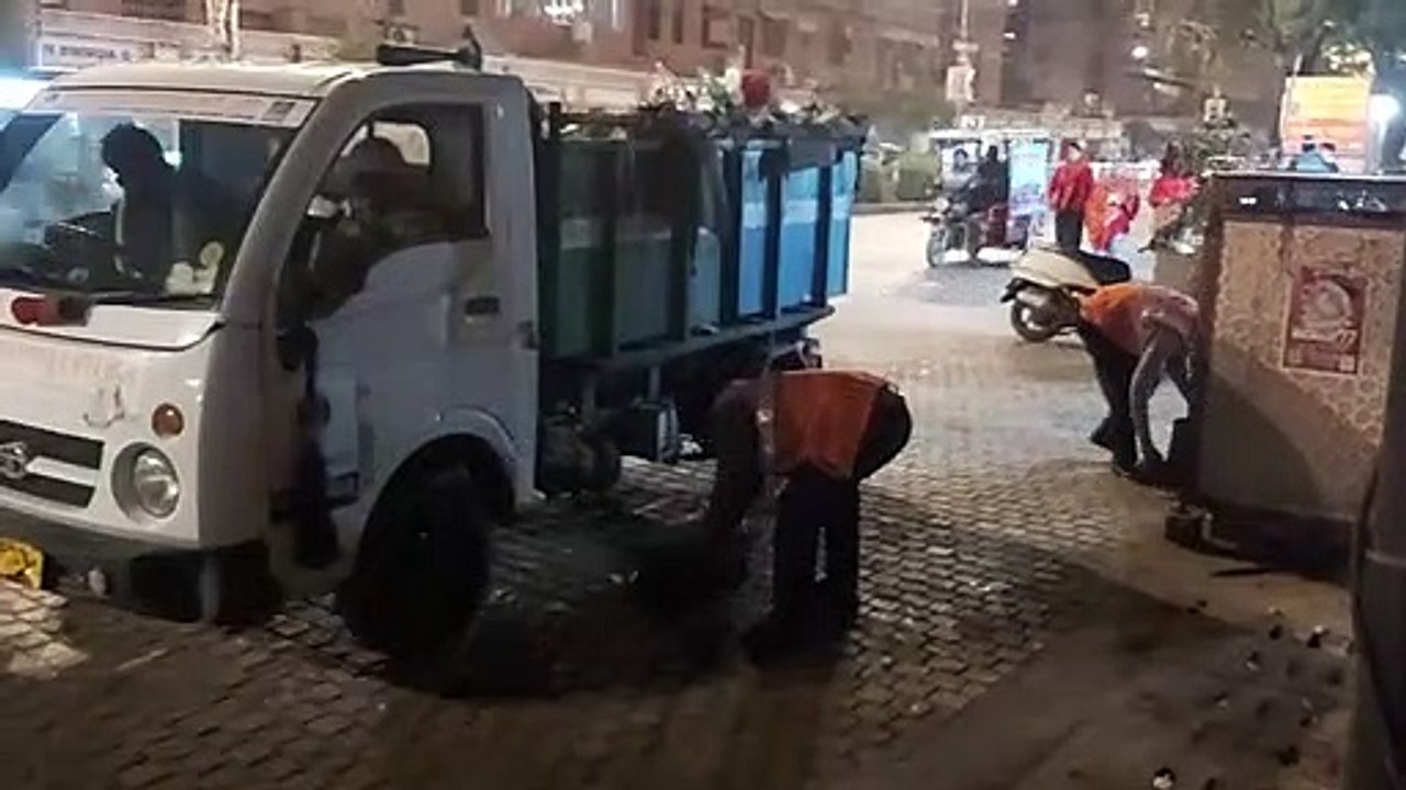 एक निगम की दो शाखाएं... कचरा उठाने की दर में ती...